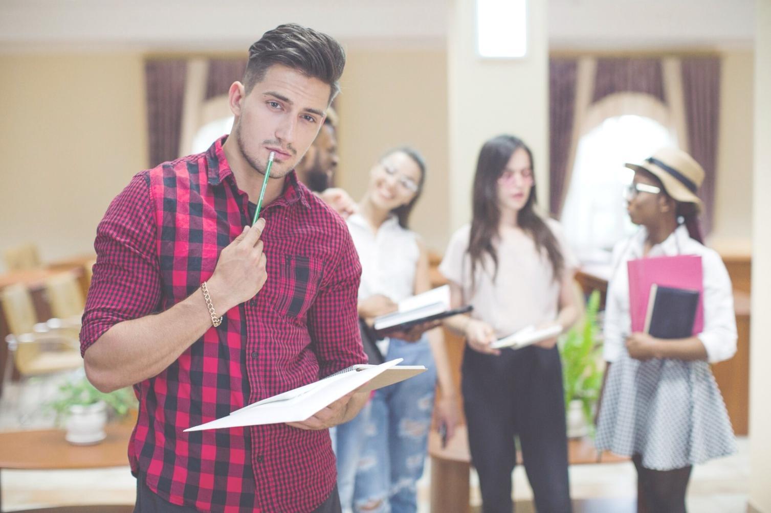 Personas estudiando estrategias financieras en sesión educativa